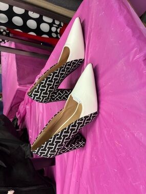 Pointed Toe Two-Tone Women's Pumps in White and Black